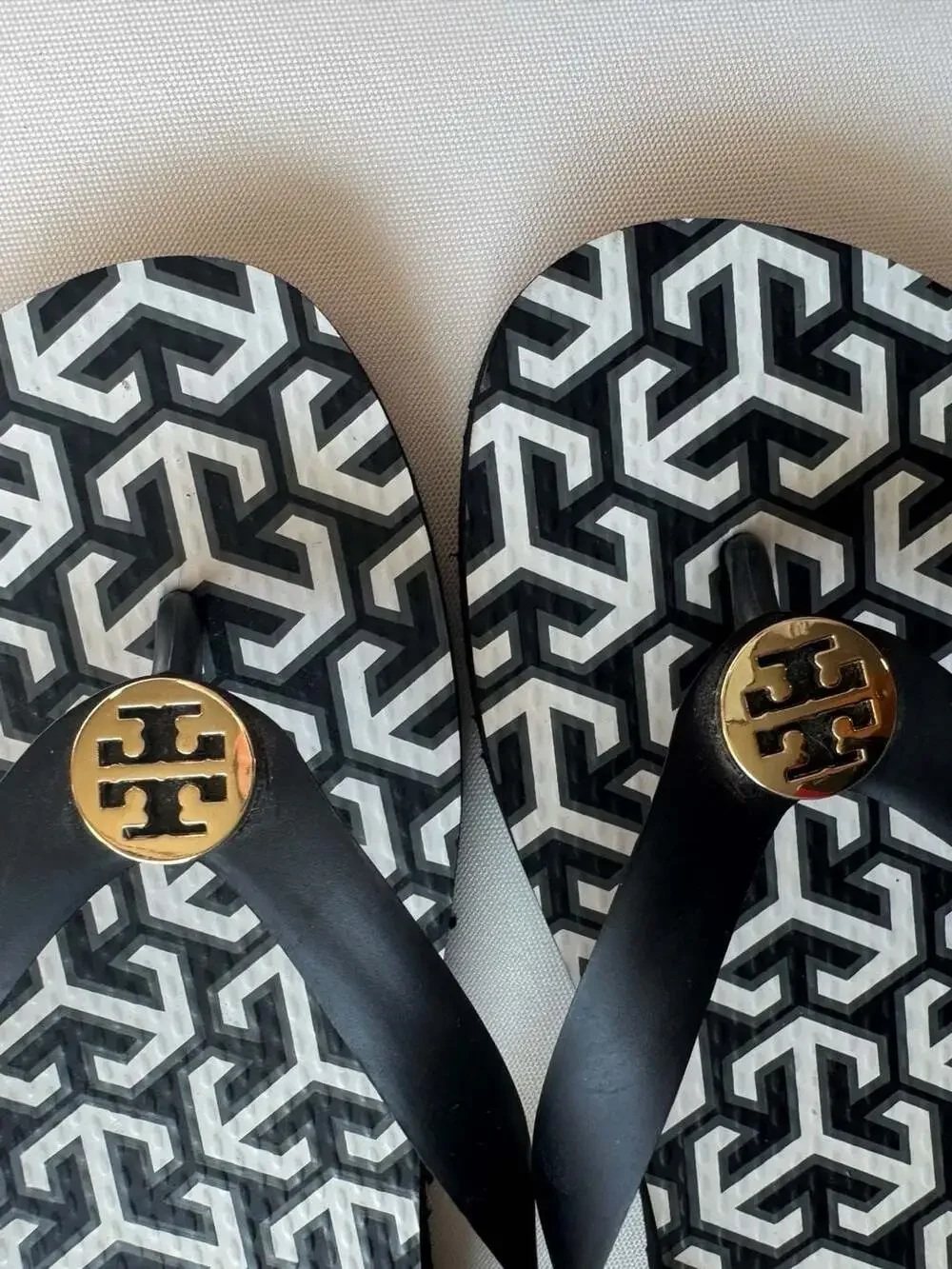 Tory Burch Geometric Logo Flip Flops Black White Resort Beach Sandals Size 8
